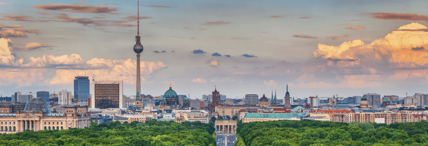 Skyline von Berlin mit blauen Himmel